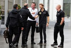 Romain Grosjean, Lotus F1 Team com Eric Boullier, McLaren diretor