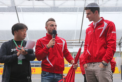 Will Stevens, Manor Marussia F1 Team et Alexander Rossi, Manor Marussia F1 Team, avec les fans
