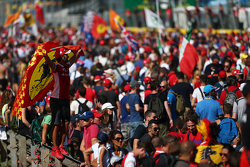 I tifosi invadono il circuito