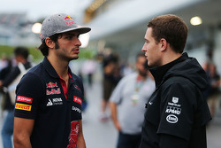 Carlos Sainz Jr., Scuderia Toro Rosso met Stoffel Vandoorne, McLaren testrijder