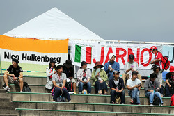 Los aficionados en las tribunas y banners para Nico Hulkenberg, Sahara Force India F1 y Jarno Trulli