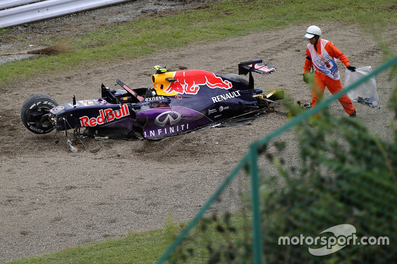 El Red Bull Racing RB11 de Daniil Kvyat es removido de la pista después del choque