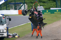 El Red Bull Racing RB11 de Daniil Kvyat es removido de la pista después del choque