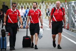 Грэм Лоудон, исполнительный директор Manor F1 Team, Марк Хайнс, тренер пилотов Manor F1 Team и Джон Бут, руководитель Manor F1 Team Team