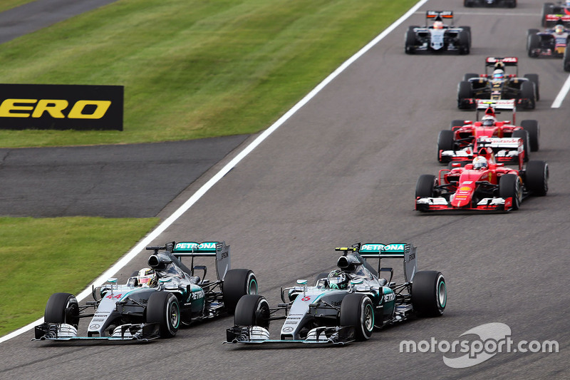 Lewis Hamilton, Mercedes AMG F1 W06 lidera la carrera al inicio