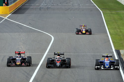 Max Verstappen, Scuderia Toro Rosso STR10, Jenson Button, McLaren MP4-30 e Felipe Nasr, Sauber C34 battle for position