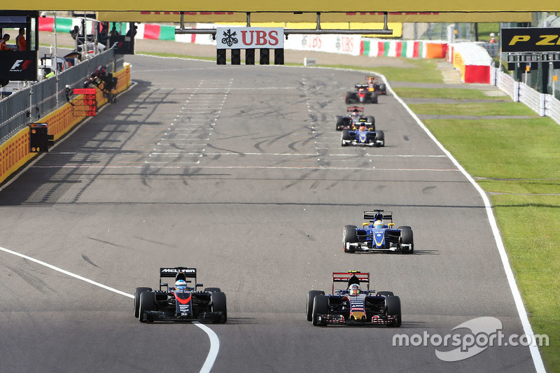 Fernando Alonso, McLaren MP4-30 et Carlos Sainz Jr., Scuderia Toro Rosso STR10 en lutte pour une position