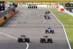 Fernando Alonso, McLaren MP4-30 y Carlos Sainz Jr., Scuderia Toro Rosso STR10, pelean por la posició