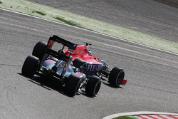 Уилл Стивенс, Manor F1 Team едет впереди Фернандо Алонсо, McLaren MP4-30