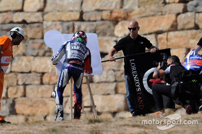 Jorge Lorenzo celebró pintando su victoria en Motorland en 2015