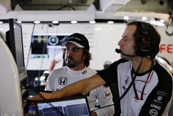 Fernando Alonso, de McLaren en el garaje con Cairon Pilbeam