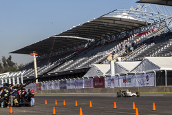 Sergio Pérez , Yardley BRM P153 estrena la pista del Autódromo Hermanos Rodríguez