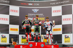 Podium de la Course 1 : le deuxième Tom Sykes, Kawasaki, le vainqueur Jonathan Rea, Kawasaki, et le troisième Sylvain Guintoli, Pata Honda