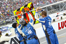 Miembros de la tripulación preparan la señal de boxes para Dale Earnhardt Jr., Hendrick Motorsports