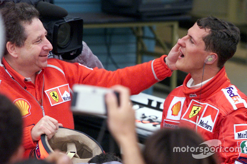 Podium: 1. und Weltmeister 2000: Michael Schumacher, Ferrari, mit Jean Todt