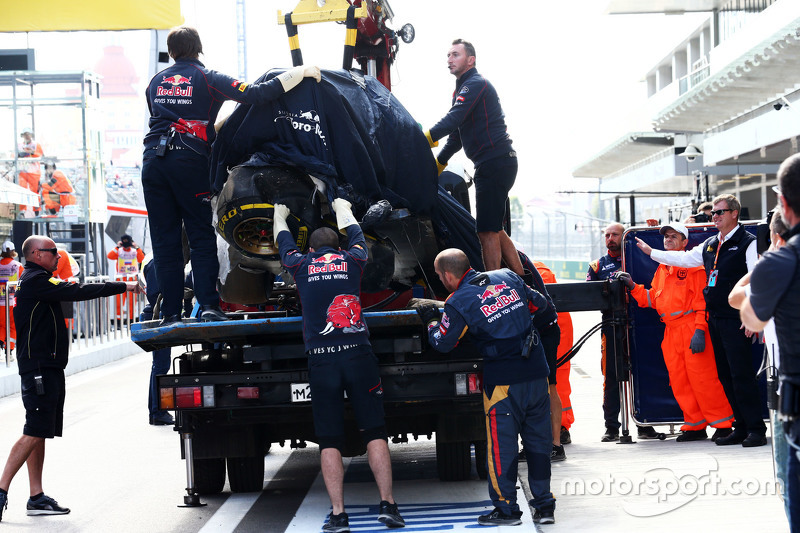 Der Toro Rosso von Carlos Sainz wird geborgen