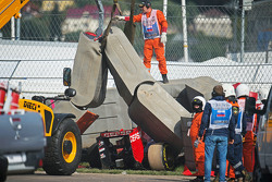 De Scuderia Toro Rosso STR10 van Carlos Sainz Jr., in de Tecpro muur na crash