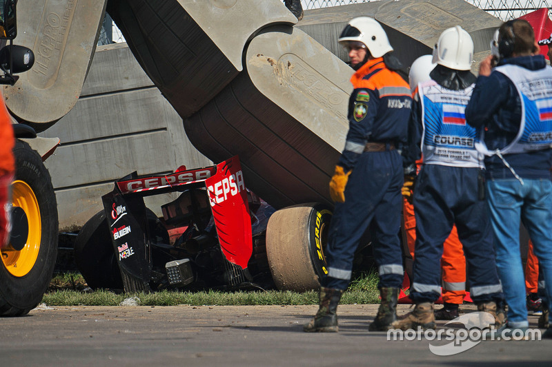 Der Scuderia Toro Rosso STR10 von Carlos Sainz Jr. in der Streckenbegrenzung nach einem Unfall im 3.