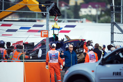 Scuderia Toro Rosso STR10 de Carlos Sainz Jr., se retira del circuito después de que se estrelló en