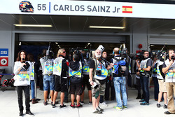 Los medios de comunicación se reúnen alrededor del garaje de Carlos Sainz Jr., Scuderia Toro Rosso e