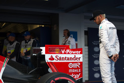 Lewis Hamilton, de Mercedes AMG F1 W06 ve el Ferrari SF15-T de Sebastian Vettel, Ferrari en parc fer