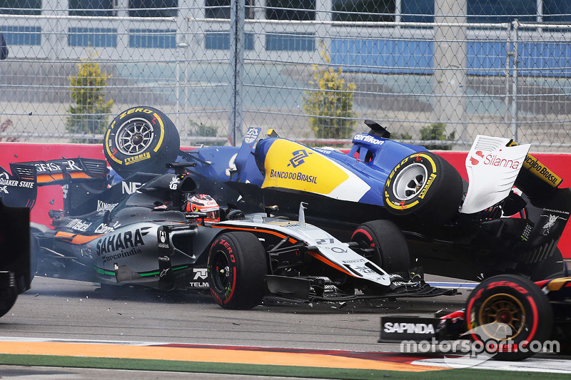 Nico Hulkenberg, Sahara Force India F1 VJM08 and Marcus Ericsson, Sauber F1 Team collide at the star