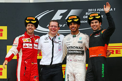 Podio: El segundo lugar Sebastian Vettel, Ferrari el ganador Lewis Hamilton, Mercedes AMG F1 y el te