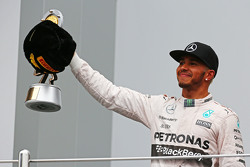 Il vincitore Lewis Hamilton, Mercedes AMG F1 festeggia sul podio