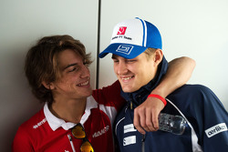 Roberto Merhi, Manor F1 Team met Marcus Ericsson, Sauber F1 Team
