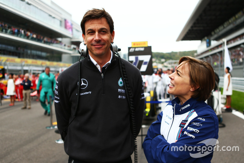 Toto Wolff, Mercedes AMG F1 accionista y Director Ejecutivo, con Claire Williams, Subdirector de equ