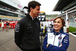 Toto Wolff, Mercedes AMG F1 en Claire Williams, Williams Deputy op de grid