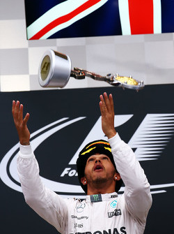 Race winnaar Lewis Hamilton, Mercedes AMG F1 op het podium