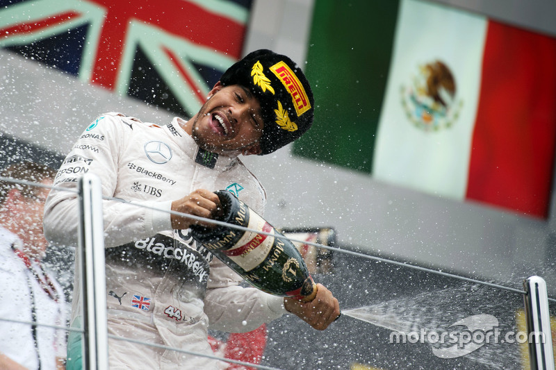Ganador de la carrera Lewis Hamilton, Mercedes AMG F1 celebra en el podio
