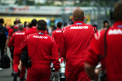 Manor F1 Team mechanics en la parrilla