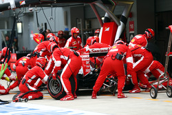 Kimi Raikkonen, Ferrari SF15-T, fait un arrêt