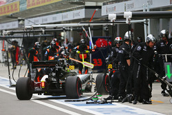 Серхио Перес, Sahara Force India F1 VJM08 во время пит-стопа