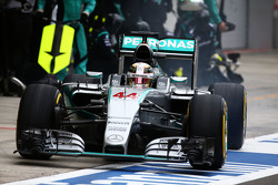 Льюис Хэмилтон, Mercedes AMG F1 W06 во время пит-стопа