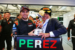 Sergio Pérez, Sahara Force India F1 celebra su tercera posición con su padre Antonio Pérez
