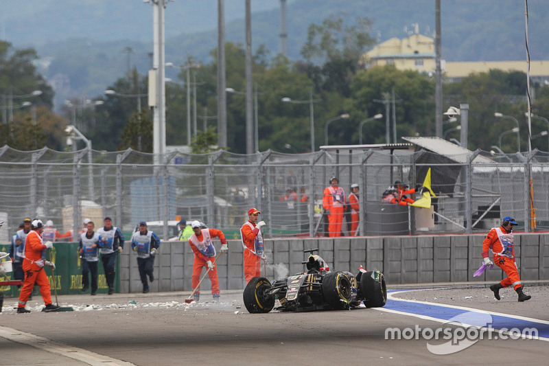 El dañado Lotus F1 E23 de Romain Grosjean, Lotus F1 Team después de que se estrelló en la carrera