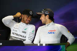 (da sx a dx): Lewis Hamilton, Mercedes AMG F1 e Sergio Perez, Sahara Force India F1 nella Conferenza