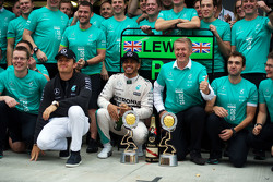 Ganador de la carrera Lewis Hamilton, Mercedes AMG F1 celebra con compañero de equipo Nico Rosberg,