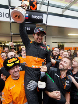 Команда Sahara Force India F1 Team празднует третье место Серхио Переса, Sahara Force India F1