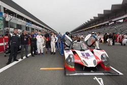 程飞和DC RACING成员在发车格上合影
