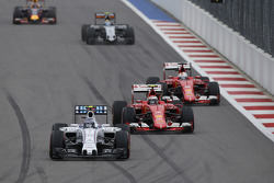 Valtteri Bottas, Williams, und Kimi Räikkönen, und Sebastian Vettel, Ferrari