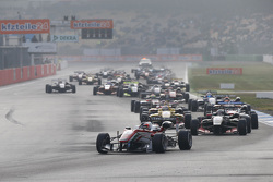 Race 3 Start: Felix Rosenqvist, Prema Powerteam Dallara Mercedes-Benz aan de leiding