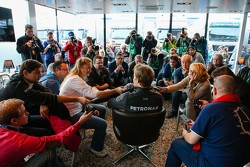 Нико Росберг, Mercedes AMG F1 со СМИ