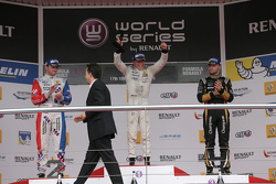 Winnaar Nyck de Vries, DAMS, 2de Oliver Rowland, Fortec Motorsports, 3de Matthieu Vaxivière, Lotus