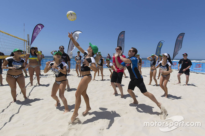 Beach-Volleyball gegen die Miss V8-Supercar Girls