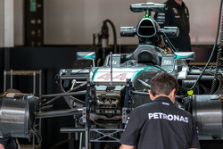 La Mercedes W06 Hybrid de Lewis Hamilton, Mercedes AMG F1 est préparée dans les stands