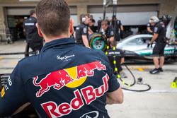 Un mécanicien de Red Bull observe l'entraînement aux arrêts aux stands de Mercedes AMG F1